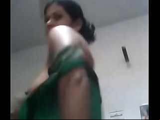 INDIAN  Mallu Aunty changing cloths & SHOWING BOOBS